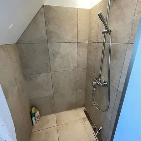 F27-1 3 People, 3 Bedrooms, Fully Furnished