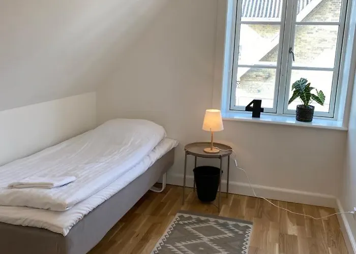F27-1 3 People, 3 Bedrooms, Fully Furnished * Ålborg