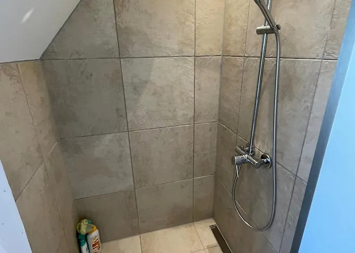 F27-1 3 People, 3 Bedrooms, Fully Furnished